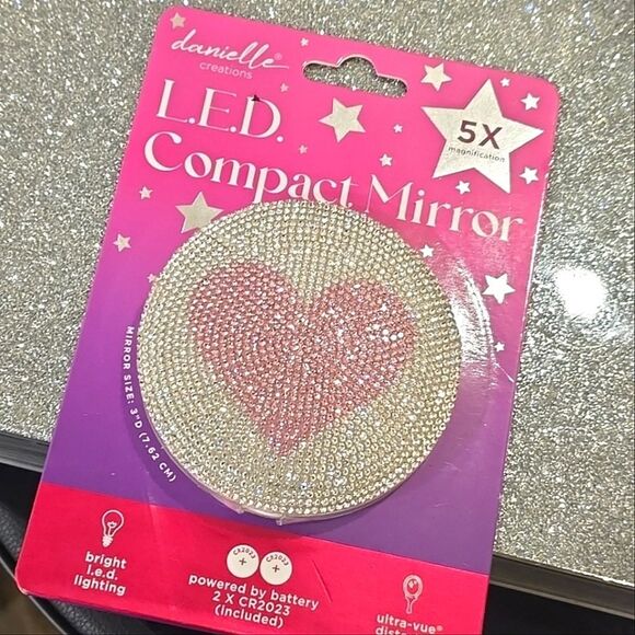 Danielle Creations 5X LED Rhinestone Heart Compact Mirror - Picture 4 of 6